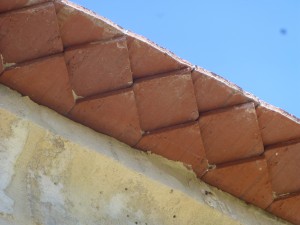 Photo des finition de la toiture en double rang à dent de scie de l'église de Billy sur Aisne 